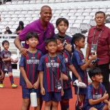 Patrick Kluivert Tetap Jadi Primadona Para Fans Jelang Tampil Bersama Barcelona Legends di Stadion GBK