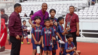 Patrick Kluivert Tetap Jadi Primadona Para Fans Jelang Tampil Bersama Barcelona Legends di Stadion GBK