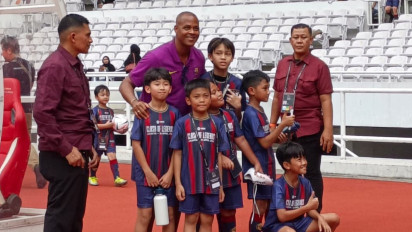 Patrick Kluivert Tetap Jadi Primadona Para Fans Jelang Tampil Bersama Barcelona Legends di Stadion GBK