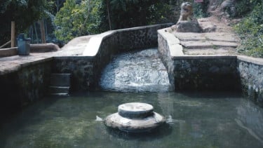 Terletak di Bandung, Mata Air Campaka Surga Tersembunyi Sedingin Kulkas yang Menyimpan Gentong Purba