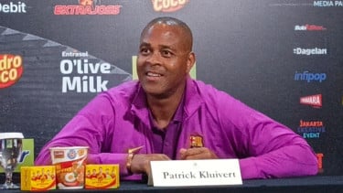 Patrick Kluivert Dipastikan Absen Bela Barcelona Legends di Stadion GBK, Ini Alasannya