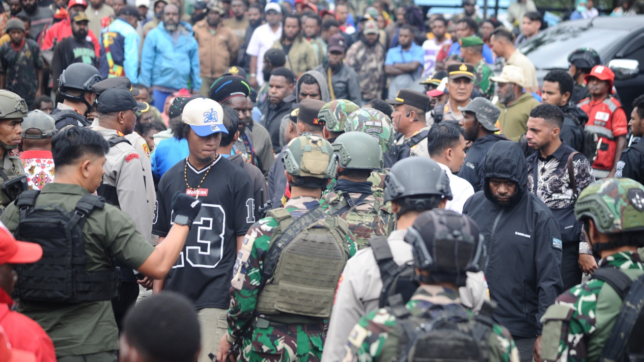 Akibat Serangan KKB, 12 Orang Tewas dan Warga Mengungsi
            - galeri foto