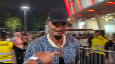 Megabintang Persib Bandung Layvin Kurzawa Terpantau Saksikan Langsung Laga Barcelona Legends Jelang Laga Kontra Dewa United