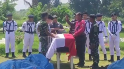 Upacara Militer Pemakaman Pilot Helikopter PK-CFX di Sidoarjo