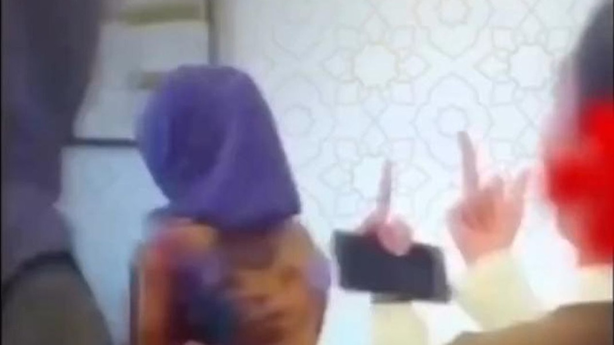 Siswa SMA di Purwakarta Acungkan Jari Tengah ke Guru, Dedi Mulyadi Ngamuk Tolak Sanksi Skors: Beri Hukuman Lebih Berat Selama 3 Bulan
            - galeri foto