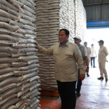 Wamentan Sudaryono Dampingi Presiden Sidak Gudang Bulog Danurejo, Pastikan Stok Beras Aman