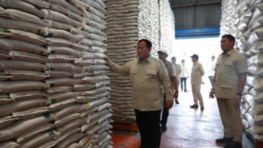 Wamentan Sudaryono Dampingi Presiden Sidak Gudang Bulog Danurejo, Pastikan Stok Beras Aman