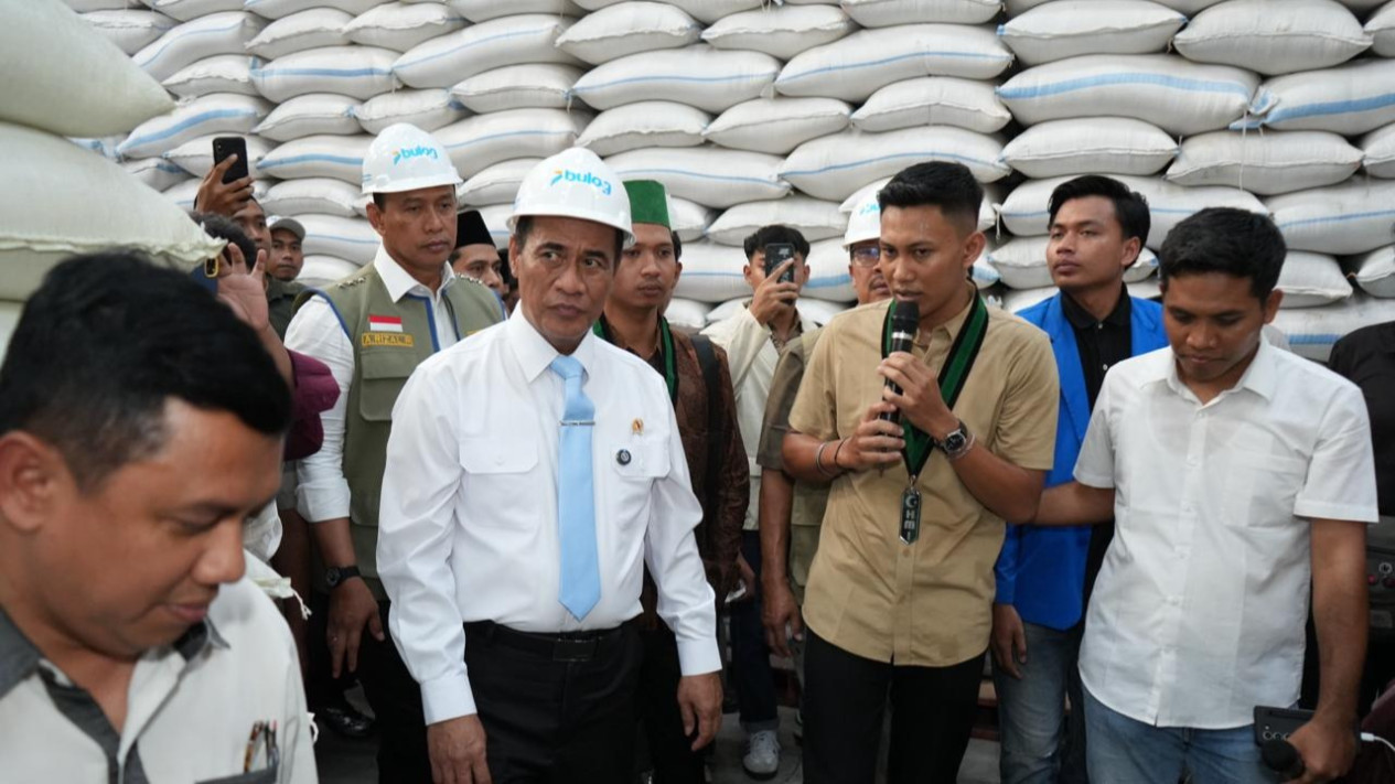 Terima Kunjungan Mentan di Gudang Jawa Timur, Dirut BULOG Pastikan Transparansi Pengelolaan Stok Pangan Nasional
            - galeri foto