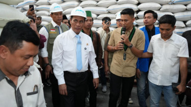 Dirut BULOG Terima Kunjungan Mentan di Gudang BULOG Jawa Timur, Pastikan Stok Beras Tertinggi Sepanjang Sejarah