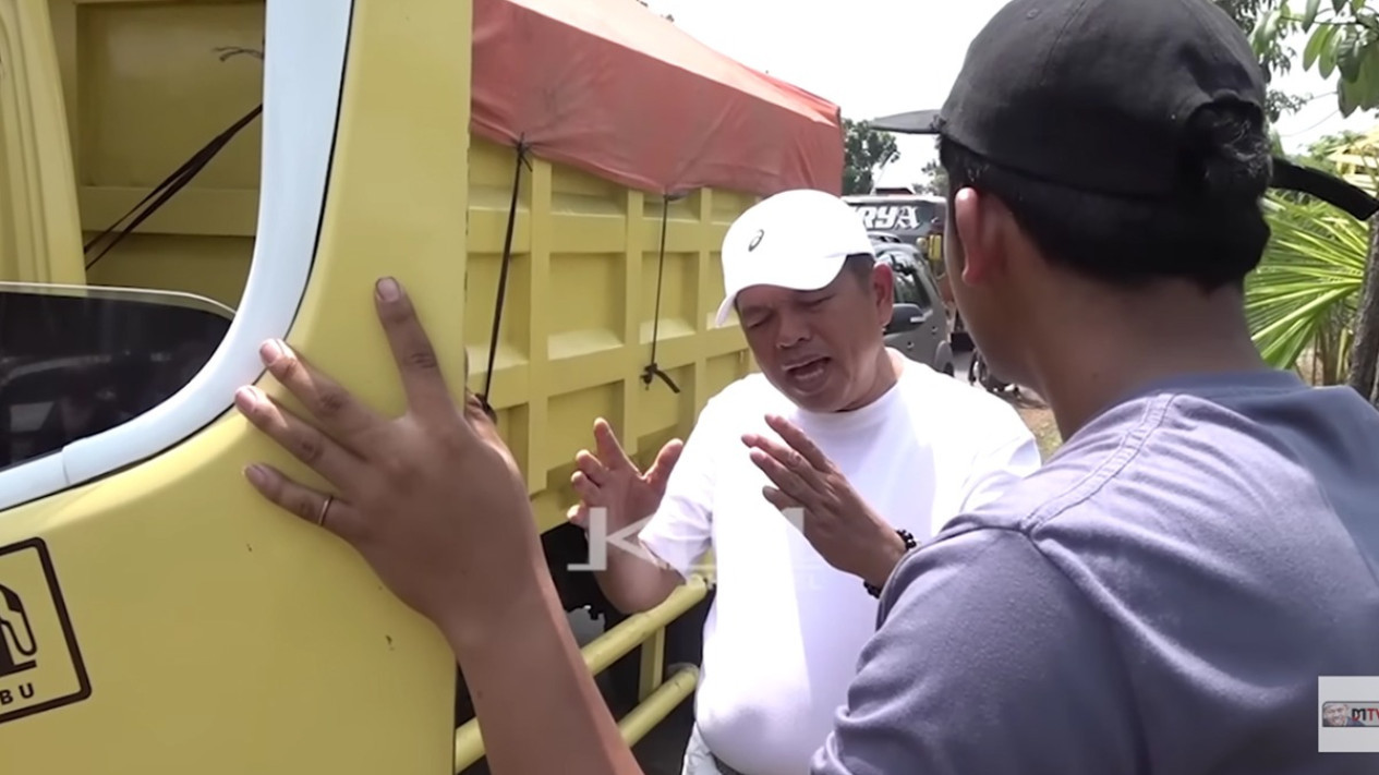 Dedi Mulyadi Gerebek Truk Overload 1,7 Ton, Tegas Akan Tegur Perusahaan Pengangkut
            - galeri foto