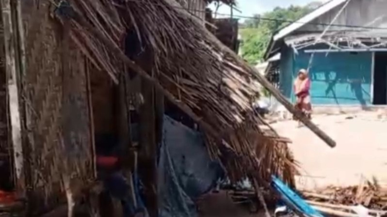 Gelombang Laut Rusak Belasan Rumah Warga di Pesisir Sulteng
            - galeri foto