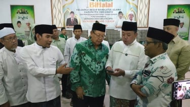 Menteri Nusron Wahid Sambangi Gedung PCNU Indramayu, Serahkan Langsung Sertifikat Tanah
