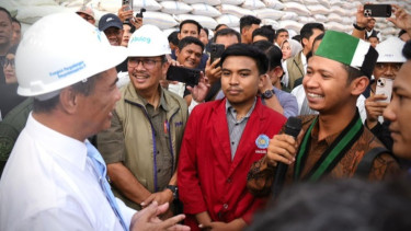 Mentan Amran Bersama Mahasiswa, Guru Besar, dan Pakar Pertanian Tinjau Gudang Bulog Jawa Timur: Hasilnya Luar Biasa!