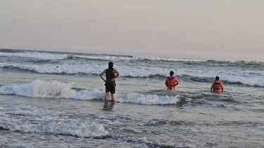 Nekat Belajar Surfing Tanpa Izin, Dua Remaja Terseret Arus di Pantai Parangtritis Satu Selamat dan Satu Hilang