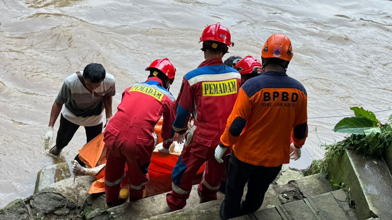 Geger! Mayat Pria Tanpa Identitas Ditemukan di Kali Ciliwung Jaksel, Kondisi Tubuh Membusuk
            - galeri foto