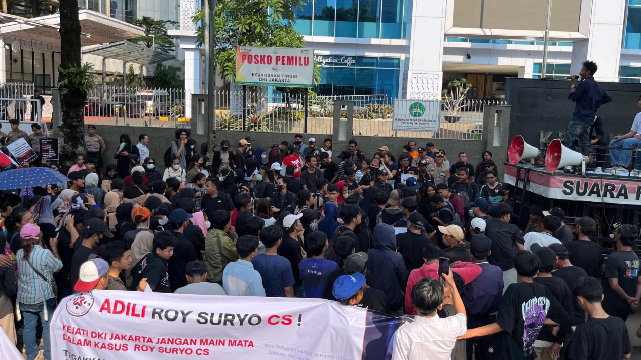 Aksi Unjuk Rasa di Kejati, Minta Proses Hukum yang Seret Roy Suryo Segera Dilakukan
            - galeri foto