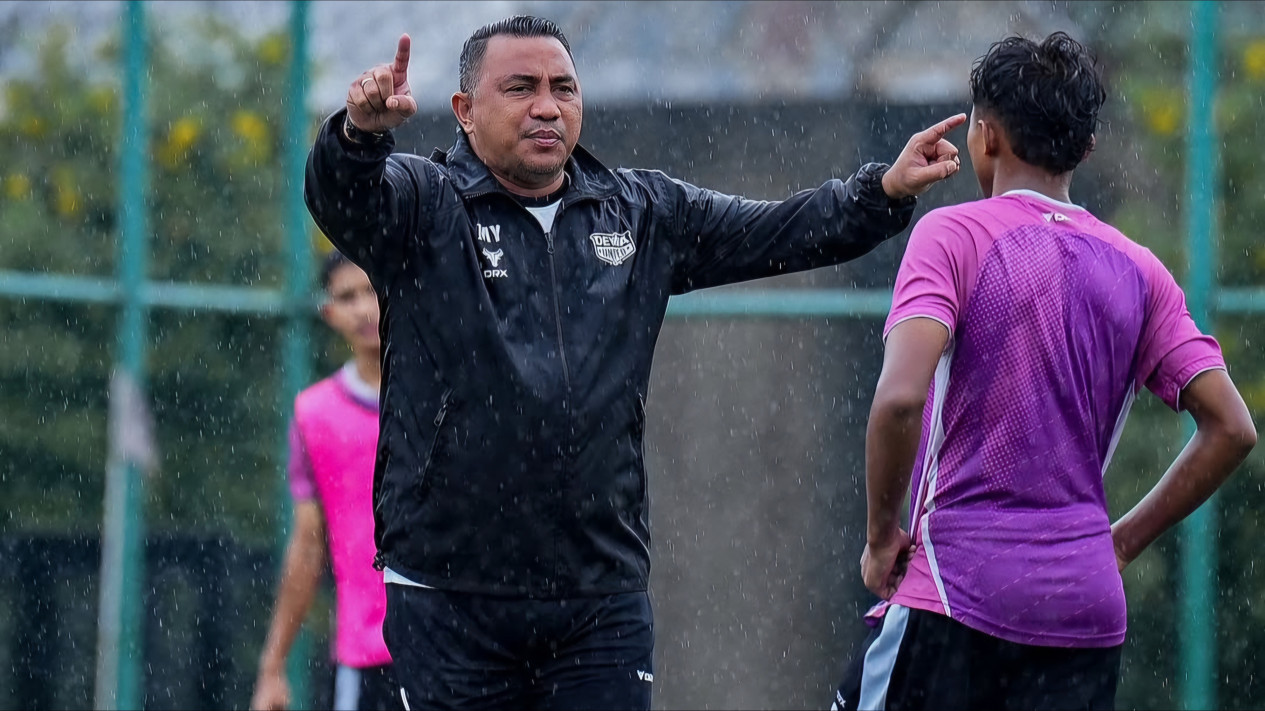 Firman Utina Semprot Pelatih Kiper Bhayangkara FC U-20 Usai Ikut Ribut di Pinggir Lapangan
            - galeri foto