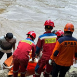 Petugas UPK Badan Air Temukan Mayat Pria Tanpa Identitas Mengapung di Kali Ciliwung Lenteng Agung