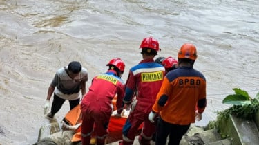 Petugas UPK Badan Air Temukan Mayat Pria Tanpa Identitas Mengapung di Kali Ciliwung Lenteng Agung