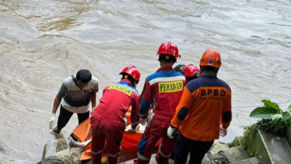 Petugas UPK Badan Air Temukan Mayat Pria Tanpa Identitas Mengapung di Kali Ciliwung Lenteng Agung