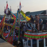 Tradisi "Ngater Kajien", Cara Unik Warga Pulau Gili Ketapang Antar Calon Jemaah Haji