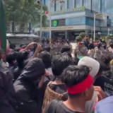 Viral, Video Ribuan Massa Kepung Kantor Gubernur dan DPRD, Berikut Tuntutan Massa
