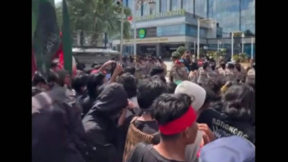 Viral, Video Ribuan Massa Kepung Kantor Gubernur dan DPRD, Berikut Tuntutan Massa