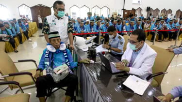 Berita Foto: Potret Calon Jemaah Haji Jalani Pemeriksaan di Asrama Haji Pondok Gede