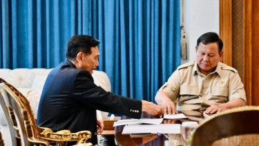 Seskab Teddy Bocorkan Pembahasan Pertemuan Luhut dengan Presiden Prabowo: Soal Skenario Kebijakan