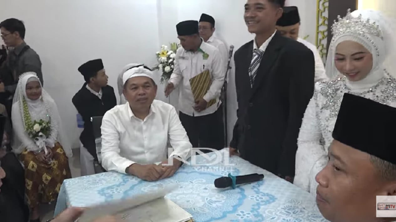 Heboh! Dedi Mulyadi Datang ke KUA Jadi Saksi Pernikahan Warga Depok, Hadiah untuk Pengantin Tidak Main-main
            - galeri foto