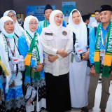 Gubernur Khofifah Lepas Kloter 1 Jemaah Haji Embarkasi Surabaya, Pesan Jaga Kesehatan dan Kekhusyukan