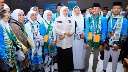 Gubernur Khofifah Lepas Kloter 1 Jemaah Haji Embarkasi Surabaya, Pesan Jaga Kesehatan dan Kekhusyukan