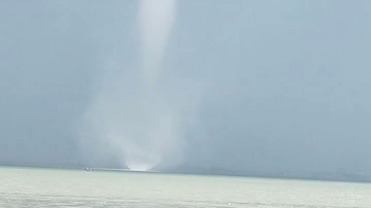 Angin Topan Guncang Perairan Laut Madura, Para Nelayan Ketakutan
            - galeri foto