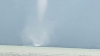 Angin Topan Guncang Perairan Laut Madura, Para Nelayan Ketakutan