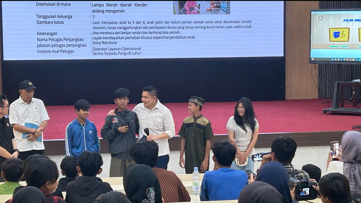 Tangis Al Jabar Pecah di Hadapan Seskab Teddy, Mimpi Sederhana untuk Sekolah Menggetarkan Kunjungan Sekolah Rakyat
            - galeri foto