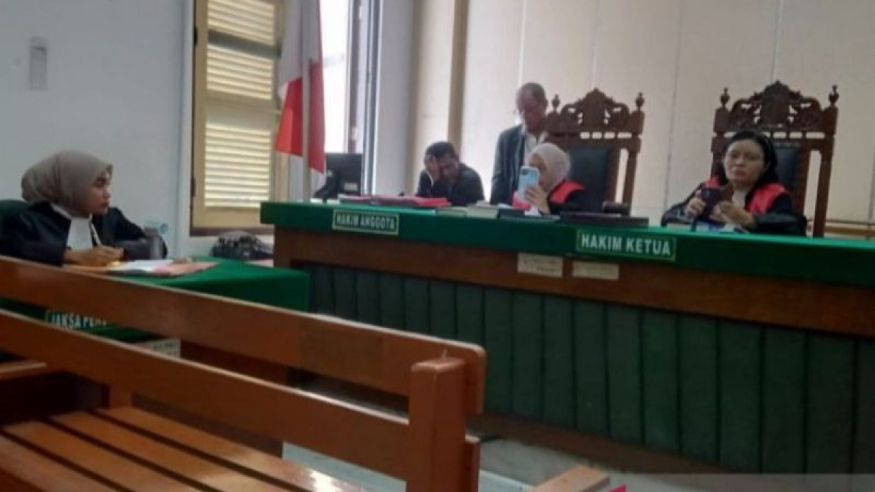 Lolos dari Tuntutan Mati, Kurir 10 Kg Sabu di Medan Divonis 20 Tahun Penjara
            - galeri foto