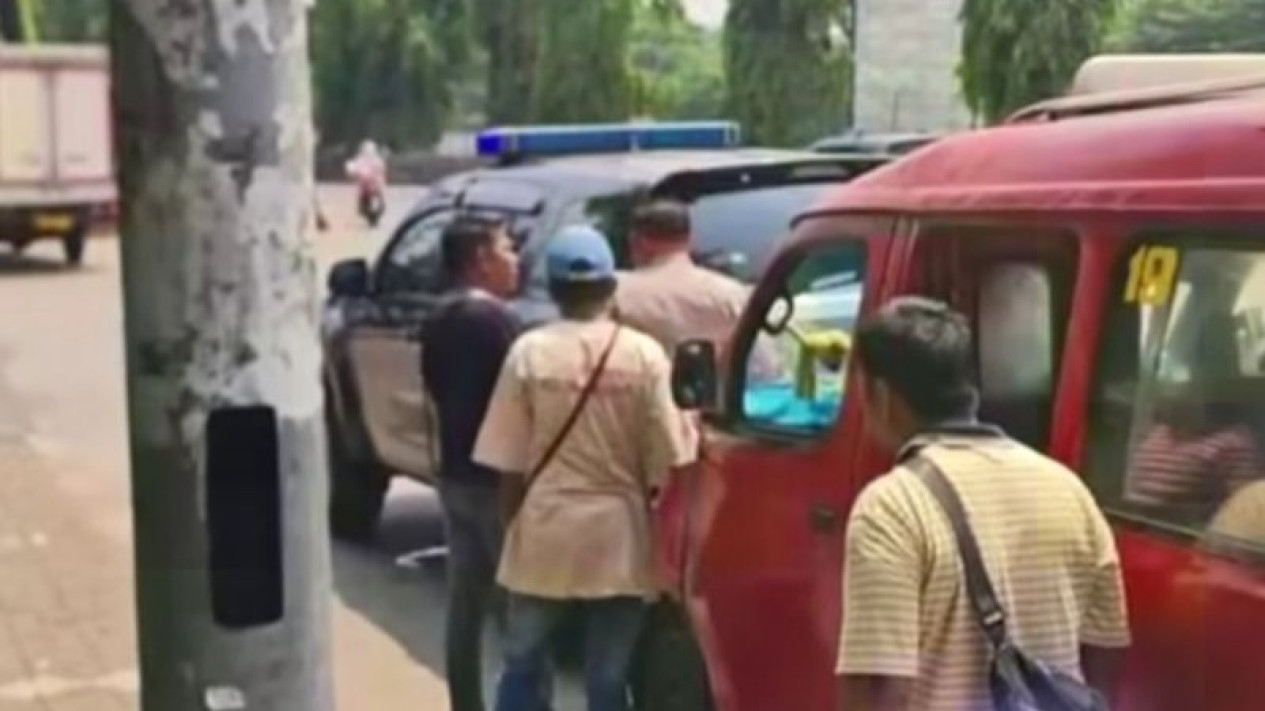 Buntut Aksi Anarkis yang Viral, Dua Sopir Angkot Perusak Kaca Mobil di Ciracas Diciduk Polisi
            - galeri foto