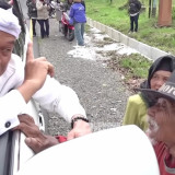 Dedi Mulyadi Temui Kakek dan Nenek Pemungut Botol di Tepi Jalan, Langsung Tawarkan Kerja Bergaji Rp4,2 Juta