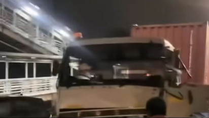 Truk Kontainer Hantam Minibus di Jalan Daan Mogot, JPO Taman Konta Rusak Parah