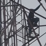 Diputusin Pacar, Pemuda Asal Sleman Panjat Menara BTS Setinggi 42 Meter di Sidoarjo