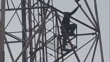 Diputusin Pacar, Pemuda Asal Sleman Panjat Menara BTS Setinggi 42 Meter di Sidoarjo