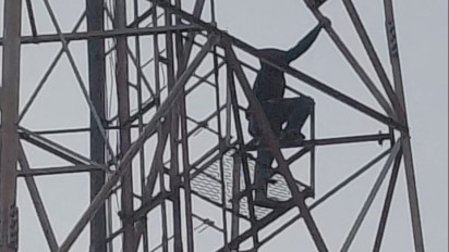 Diputusin Pacar, Pemuda Asal Sleman Panjat Menara BTS Setinggi 42 Meter di Sidoarjo