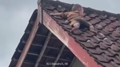 Viral Video Balita Merayap di Genteng Rumah, Diduga Karena Terlalu Aktif
