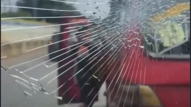 Viral! Sopir Angkot Pecahkan Kaca Mobil Pengemudi Lain di Ciracas, Tak Terima Ditegur Lawan Arah