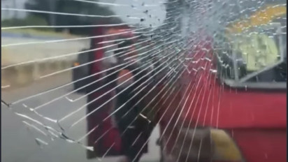 Viral! Sopir Angkot Pecahkan Kaca Mobil Pengemudi Lain di Ciracas, Tak Terima Ditegur Lawan Arah