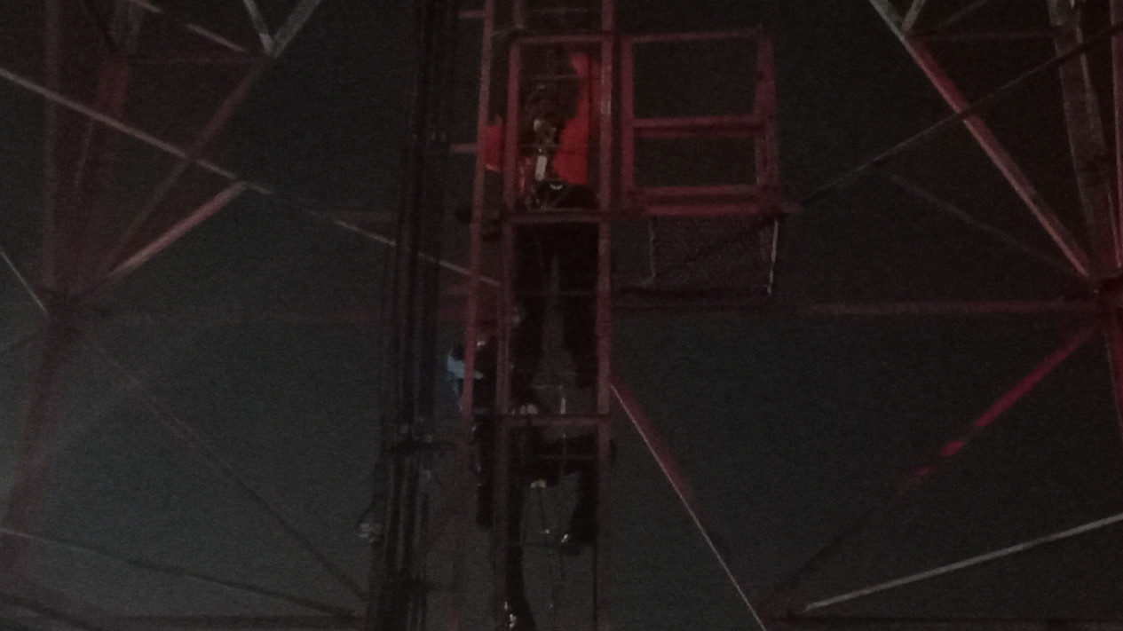 Pria Panjat Tower BTS di Sidoarjo, Diduga Frustasi Usai Putus Cinta
            - galeri foto