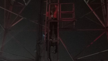 Pria Panjat Tower BTS di Sidoarjo, Diduga Frustasi Usai Putus Cinta