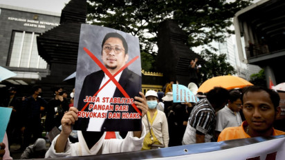 Lensa Berbicara: Dugaan Narasi Menyesatkan, Massa Datangi Polda Metro Jaya