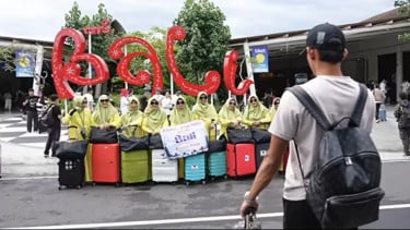 Bukan Foto Bareng Rizky Ridho, Pemain Timnas Indonesia ini Justru Jadi Tukang Foto Ibu-ibu