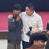 Gaya Seskab Teddy Peluk Anak Pengamen yang Ingin Sekolah Disorot Analis: Sederhana tapi Langka